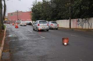 Faixa da avenida Ernesto Geisel ficou interditada por causa de estragos no asfalto. (Foto: Pedro Peralta)