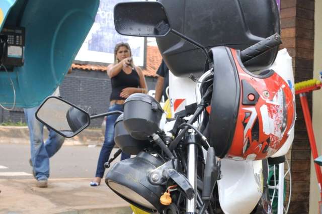 Motociclista fura sinal, bate em caminhonete e sofre fratura no bra&ccedil;o