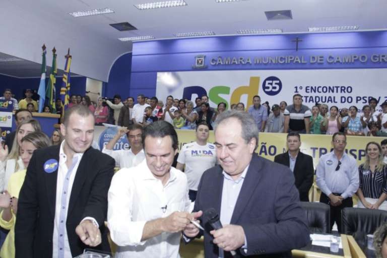 Marcos Trad, com os presidentes municipal e regional do PSD, Robison Gatti e Antonio Carlos Lacerda. (Foto: Alan Nantes).
