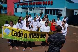 Profissionais de enfermagem protestam em frente ao hospital de Rio Brilhante (Foto: Maikon Junior)