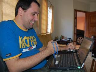 Fred cuida dos textos publicados e conta com ajuda de amigos para manter o blog (Foto: Jorge Almoas)
