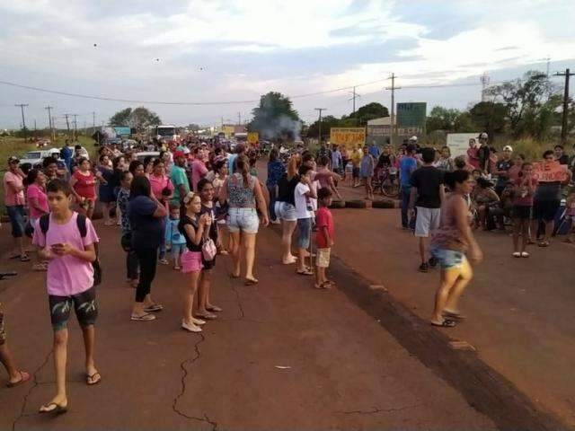 Moradores liberam rodovia, mas protesto ser&aacute; retomado amanh&atilde; 