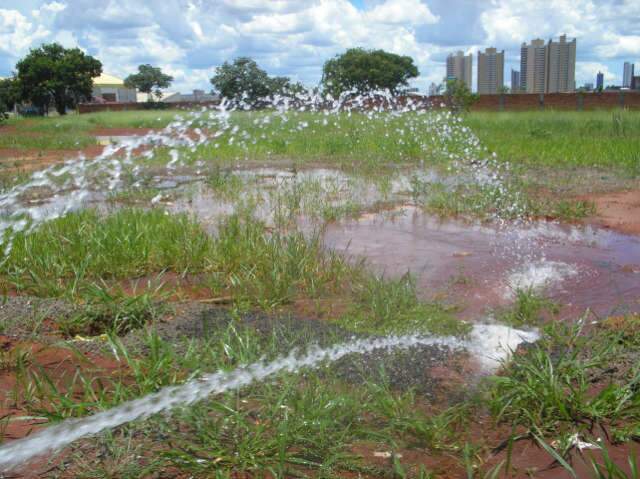  Abastecimento de terreno onde &aacute;gua estava sendo desperdi&ccedil;ada &eacute; cortado