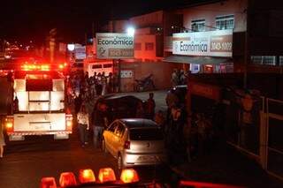 Assalto que resultou em morte de investigador mobilizou bombeiros e polícias militar e civil (Foto: Marcos Ermínio)