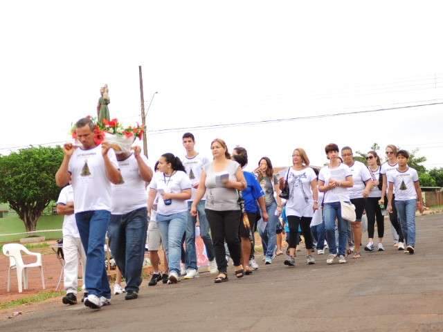 Fi&eacute;is fazem prociss&atilde;o em homenagem a Nossa Senhora Aparecida