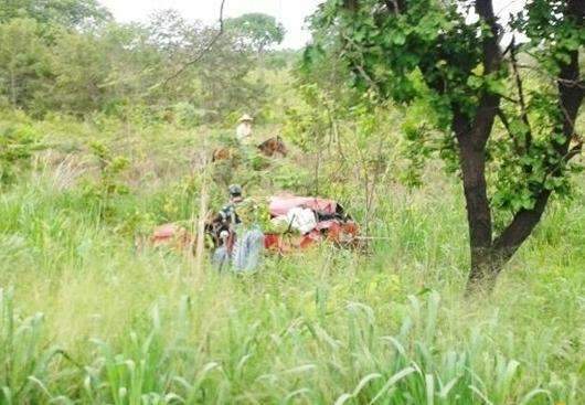 Carro que saiu do Paran&aacute; capota na BR-163 e mulher fica ferida