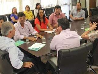 Reunião entre governador, secretários e representantes sindicais (Foto: Divulgação)