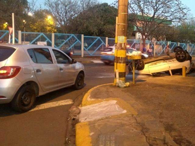Acidente em rotat&oacute;ria provoca capotagem de ve&iacute;culo em avenida