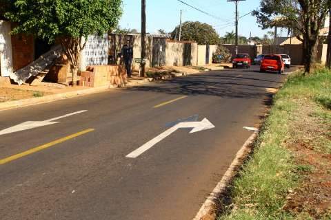 Prefeitura vai oficializar mão única em rua de duas faixas com curva estreita