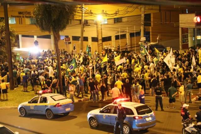 No 2&ordm; dia, protesto tem balada, 1.500 pessoas e pedido de &ldquo;Fora Dilma&rdquo;