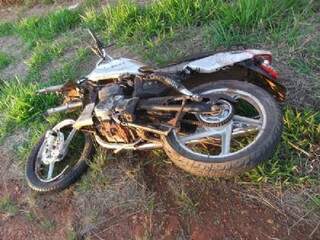 Motocicleta que era conduzida pela vítima. (Foto: Sandro Almeida)