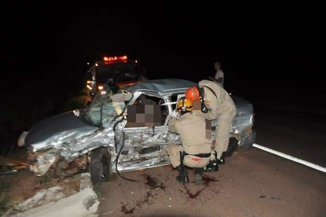 Ve&iacute;culo colide com outro, cai em ribanceira, mata dois e fere 6 na 163