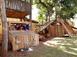 Casal construiu sozinho parquinho para o neto e as crianças da família brincarem à vontade. (Foto: Kísie Ainoã)
