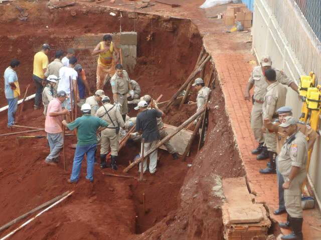  Trabalhadores s&atilde;o soterrados em obra de universidade