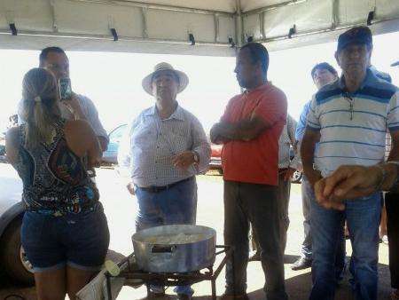 Moradores liberam rodovia e esperam obras de recapeamento em 90 dias