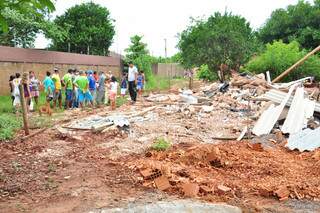 Apenas locais em construção foram demolidos. Moradores tem 24 horas para deixar o local. (Foto: João Garrigó)