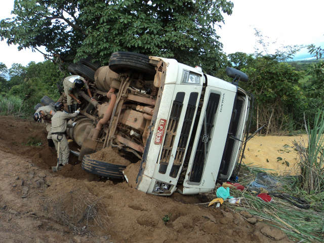  Carreta com 18 toneladas de milho capota na BR-163; ocupantes sa&iacute;ram ilesos