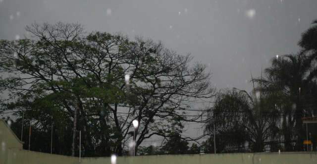  Em 1h30, chove 19,7 mm e Defesa Civil come&ccedil;a monitoramento