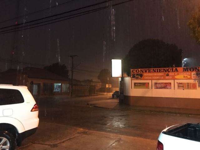 Chuva alaga ruas em Corumb&aacute; e causa deslizamento de pedras em Lad&aacute;rio