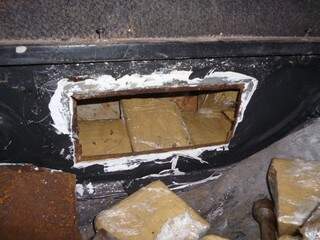 Tabletes de maconha estavam escondidos em um fundo falso de uma Fiorino (Foto: Divulgação/PRE)