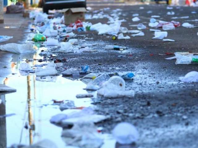 Ap&oacute;s &lsquo;fedor&rsquo; deixado por foli&otilde;es, vereador prop&otilde;e multa a quem urinar na rua