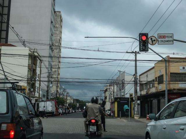 Manh&atilde; escurece em Campo Grande e anuncia dia sem tr&eacute;gua da chuva