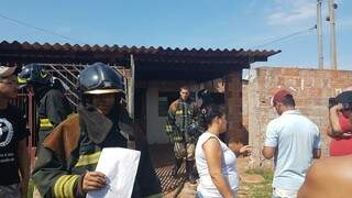 Corpo de Bombeiros foi acionado para apagar incêndio provocado de propósito por moradora (Foto: Miriam Machado)
