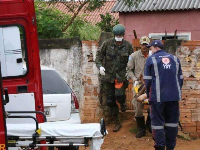 M&atilde;e aciona socorro ap&oacute;s encontrar filho dormindo ensanguentado  