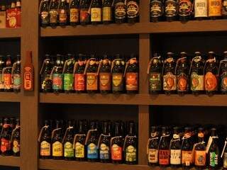 Nas prateleiras da loja é possível encontrar mais de centenas de tipos de cerveja (Foto: Alcides Neto)