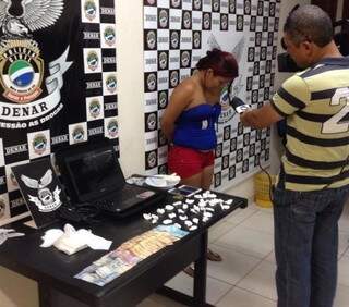 Delegado apresentou mulher que foi presa, após encontrar 36 papelotes de cocaína na sua casa (Foto: Divulgação - Denar)