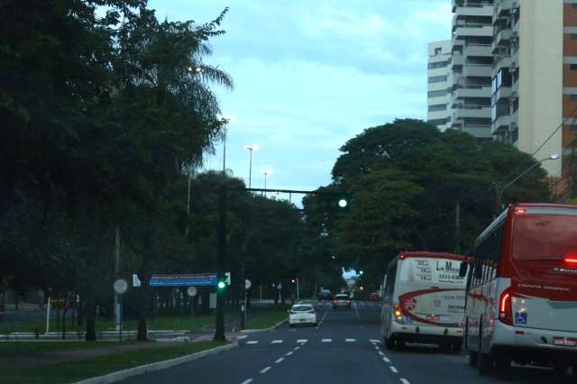 Domingo ser&aacute; parcialmente nublado, com chuva em &aacute;reas isoladas