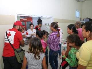 Grupo de 80 venezuelanos estão abrigados na sede da Seleta, na Rua Pedro Celestino, em Campo Grande (Foto: Paulo Francis)