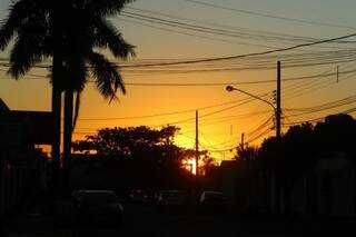 Sol predomina o céu nesta manhã em Campo Grande. (Foto: André Biitar)