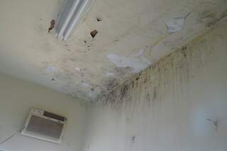 Mofo no teto dos postos foi um dos problemas encontrados pelo MPF (Foto: Divulgação/MPF)