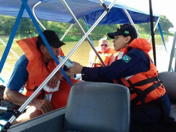Durante opera&ccedil;&atilde;o em rios, Marinha inspeciona 99 barcos e notifica 20 