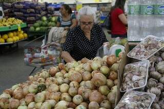Preço da cebola tem variação de quase 80%, segundo o Procon (Foto: Eliel Oliveira)
