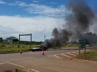 Carro pegou fogo possivelmente após pane elétrica. (Foto: PC de Souza/Edição de Notícias).