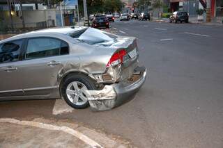 Honda Civic teve a traseira danificada. (Foto: Fabiano Arruda)