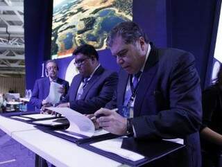 Assinatura ocorreu hoje em Brasília com ministros dos três países (Foto: Marcelo Armôa/Divulgação)