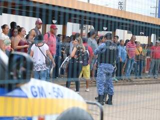 Dupla de guardas de grupamento especial no Terminal Morenão logo após fim do protesto (Foto: Marcos Maluf/Arquivo)
