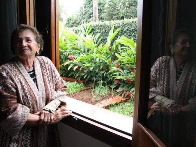 Casa colonial e r&uacute;stica tem acabamento artesanal e janelas se abrem para jardim