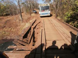 Ponte dá acesso à Furnas de Dionósio; ônibus quase tombou ao passar (Foto: divulgação)