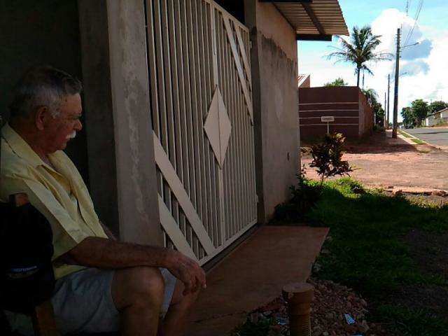 Com obras paradas, muita gente perdeu vendas e esperan&ccedil;a no asfalto