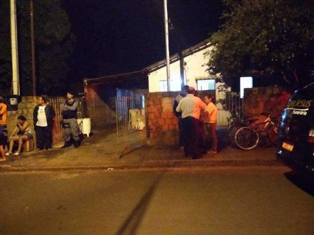 Jovem morre ap&oacute;s ser abordado por dupla em bicicleta e baleado nas costas 