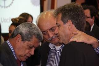 Governador conversando com Teslenco e o ministro da Saúde (Foto: Marcos Ermínio)