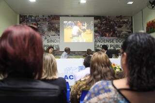 Seminário exibiu vídeos de casos reais de brigas entre jovens em escolas (Foto: Cleber Gellio)