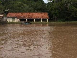 RIo Taquari, em Coxim, começou a baixar nesta quarta-feira. (Foto: Divulgação)