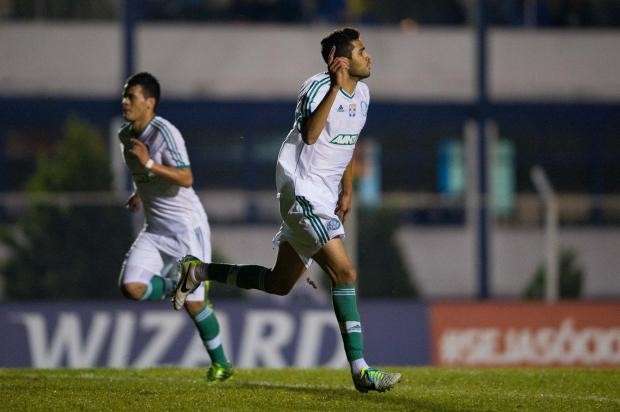 Palmeiras mant&eacute;m lideran&ccedil;a ao ganhar de virada do S&atilde;o Caetano