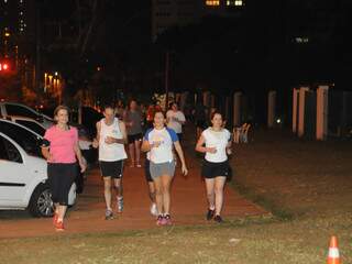 Até mesmo a calçada do Parque das Nações Indígenas é utilizada para a corrida (Foto: Rodrigo Pazinato)