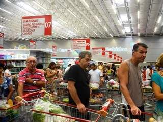 Fila de supermercado (Foto: Tânia Rêgo/Agência Brasil)